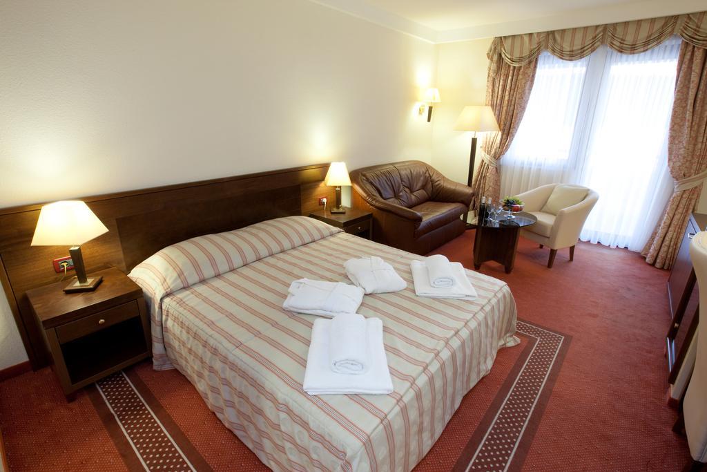Family Hotel Pagus パグ エクステリア 写真
