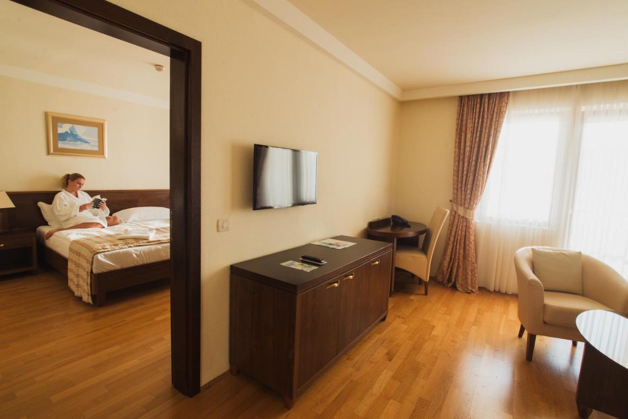 Family Hotel Pagus パグ エクステリア 写真