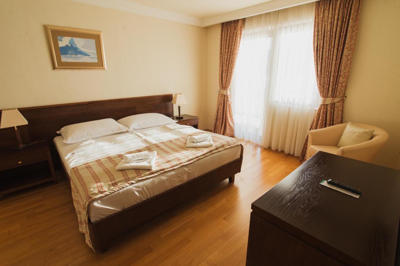 Family Hotel Pagus パグ エクステリア 写真